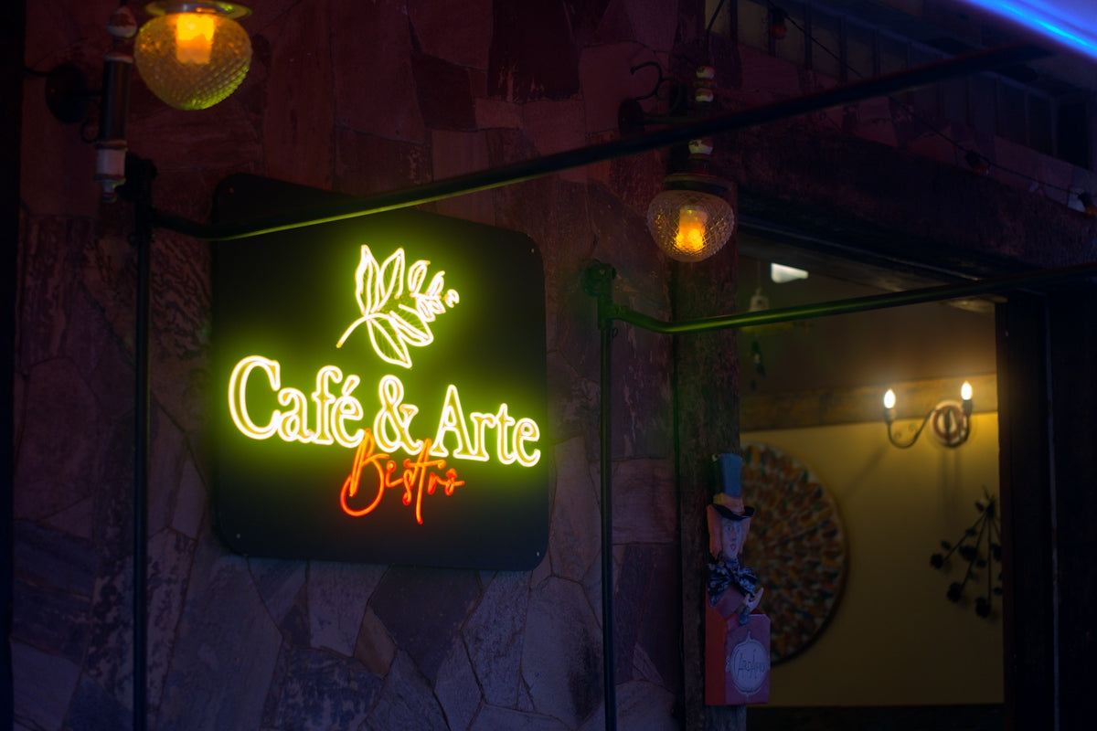 Neon sign for caffe & arte at night