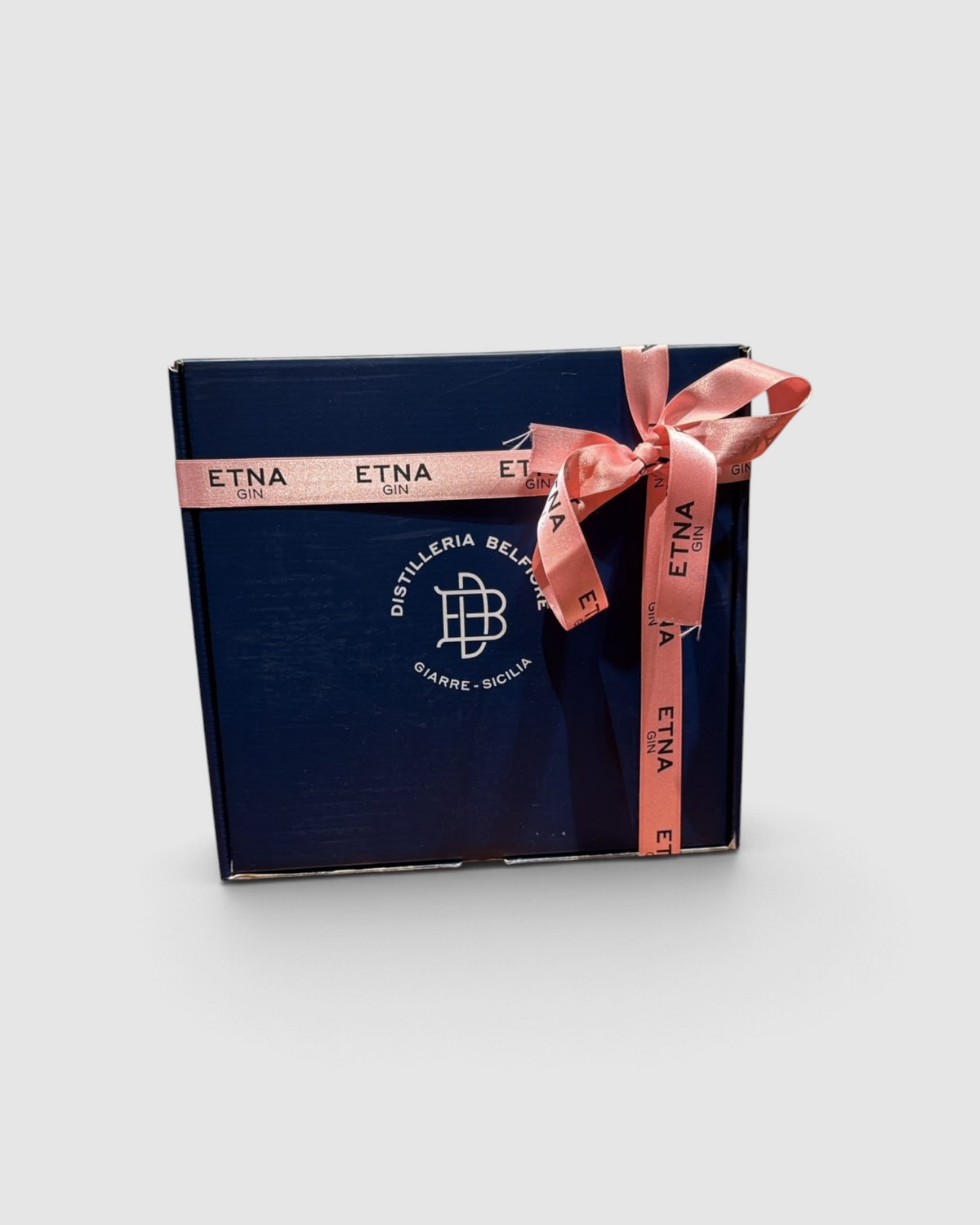Confezione regalo Raró Shop per Etna Gin in scatola blu con logo Distilleria Belfiore e nastro rosa personalizzato
