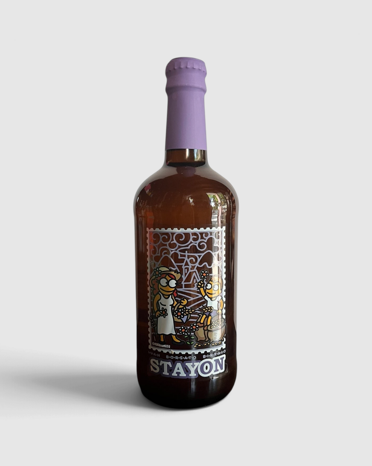 Bottiglia di birra artigianale Stayon Raró Shop, stile saison non filtrata con etichetta illustrata e tappo viola