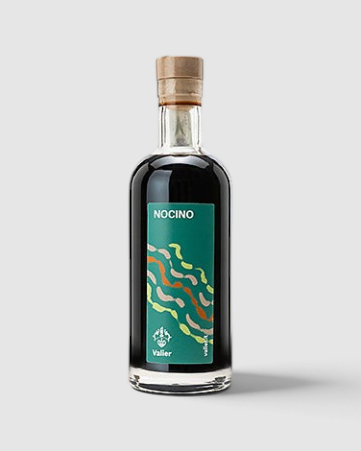 Bottiglia di Nocino Valier Raró Shop, liquore artigianale scuro da noci verdi in bottiglia di vetro da 50cl