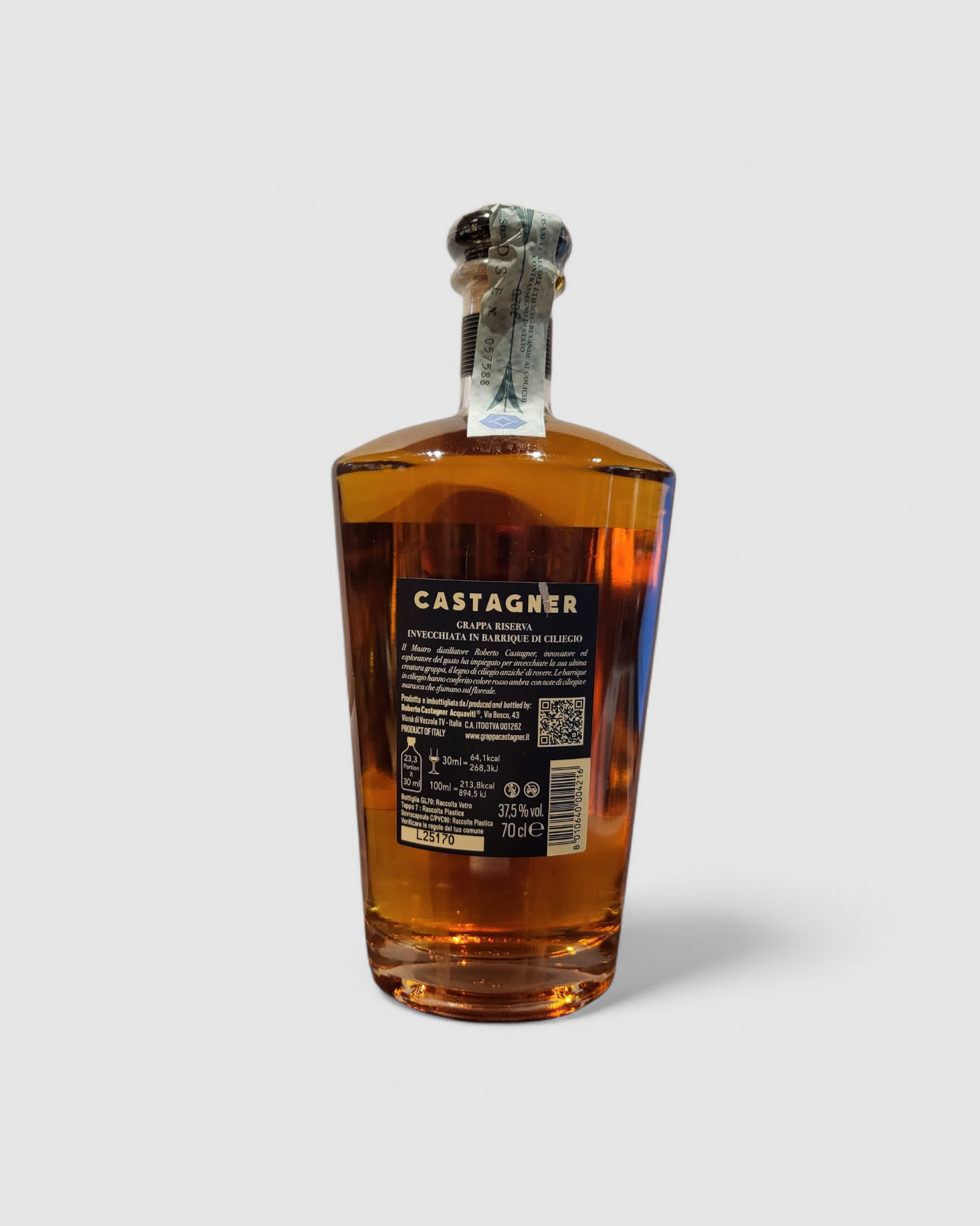 Grappa riserva invecchiata in barrique di ciliegio con due bicchieri - Castagner
