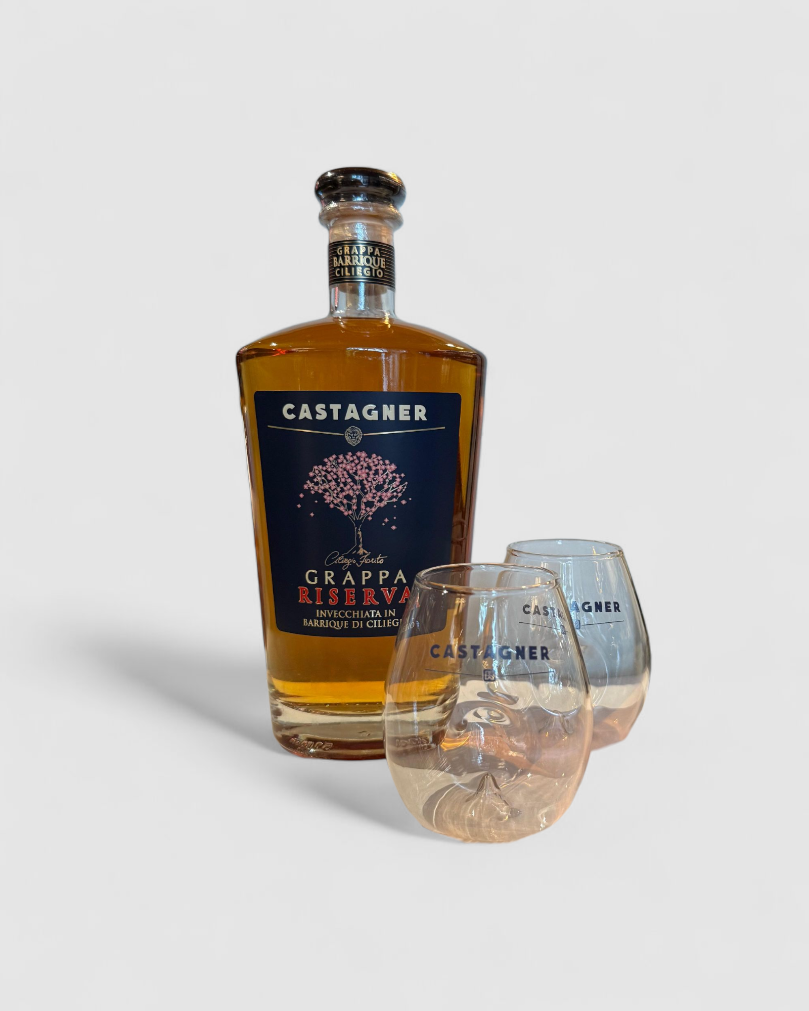 Grappa riserva invecchiata in barrique di ciliegio con due bicchieri - Castagner