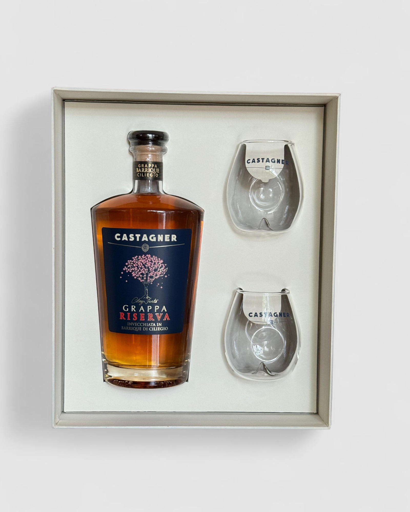 Grappa riserva invecchiata in barrique di ciliegio con due bicchieri - Castagner